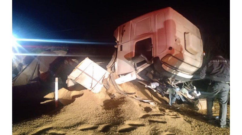 Motorista morre após caminhão cair de ponte interditada em vicinal entre Quatá e Tupã